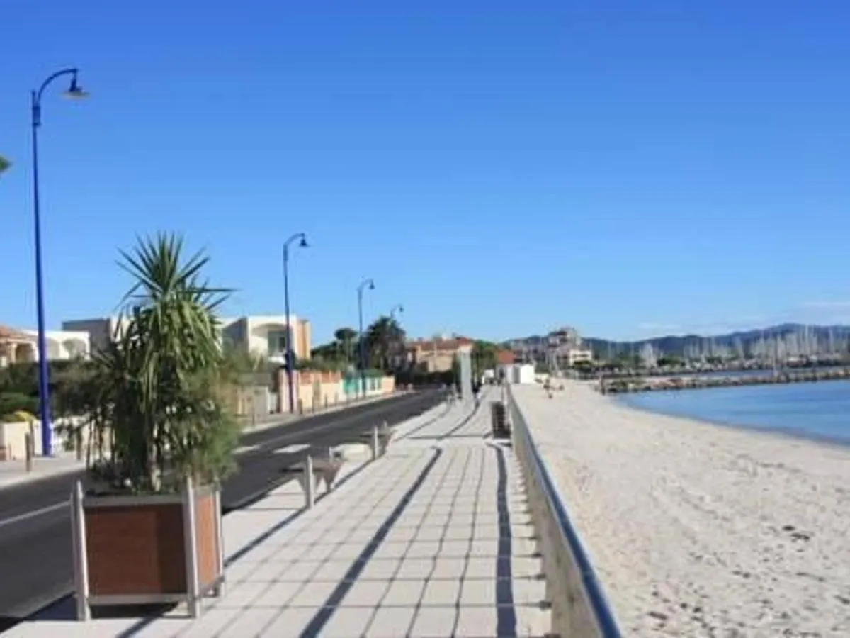 Apartment Appartement Vue Mer Avec Terrasse - 4 Pieces, 6 Pers, A 30M De La Plage - Fr-1-335-92 Hyeres